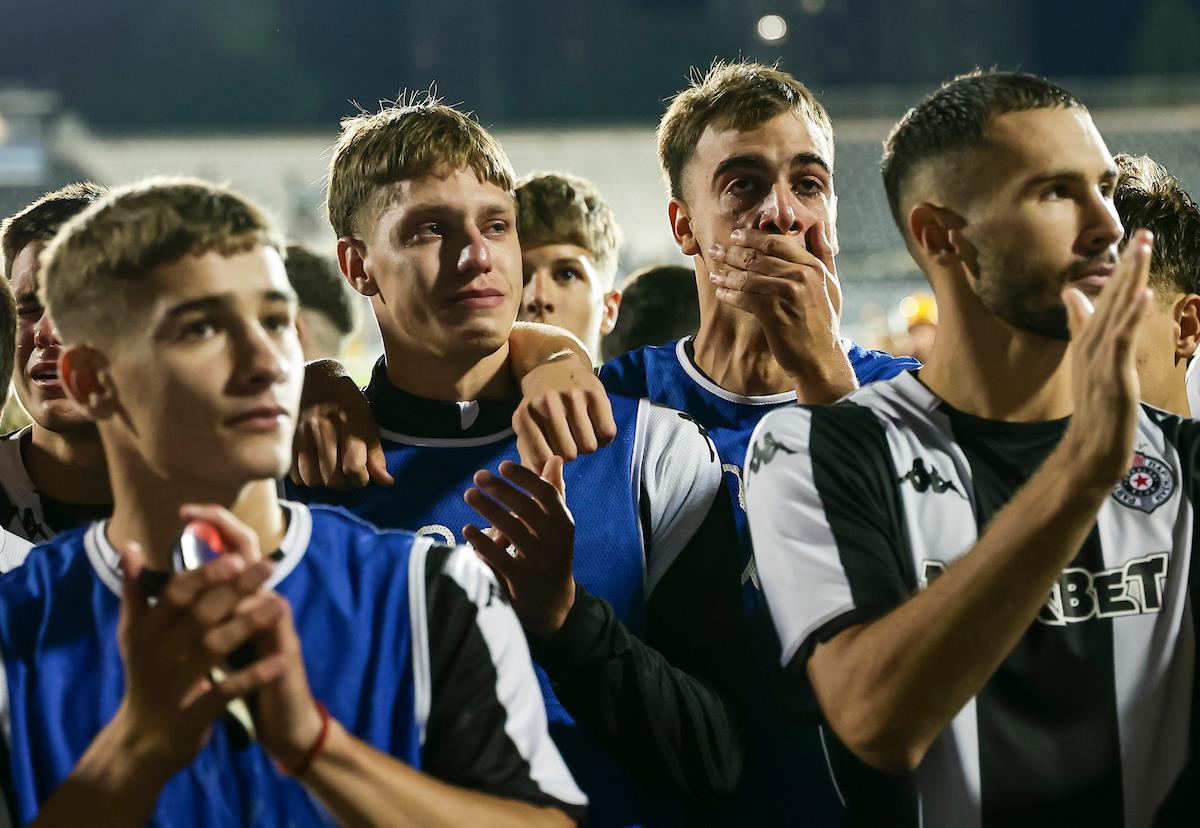 Fudbaleri Partizana posle meča sa AEK-om