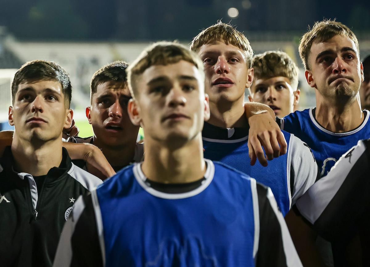 Fudbaleri Partizana posle meča sa AEK-om