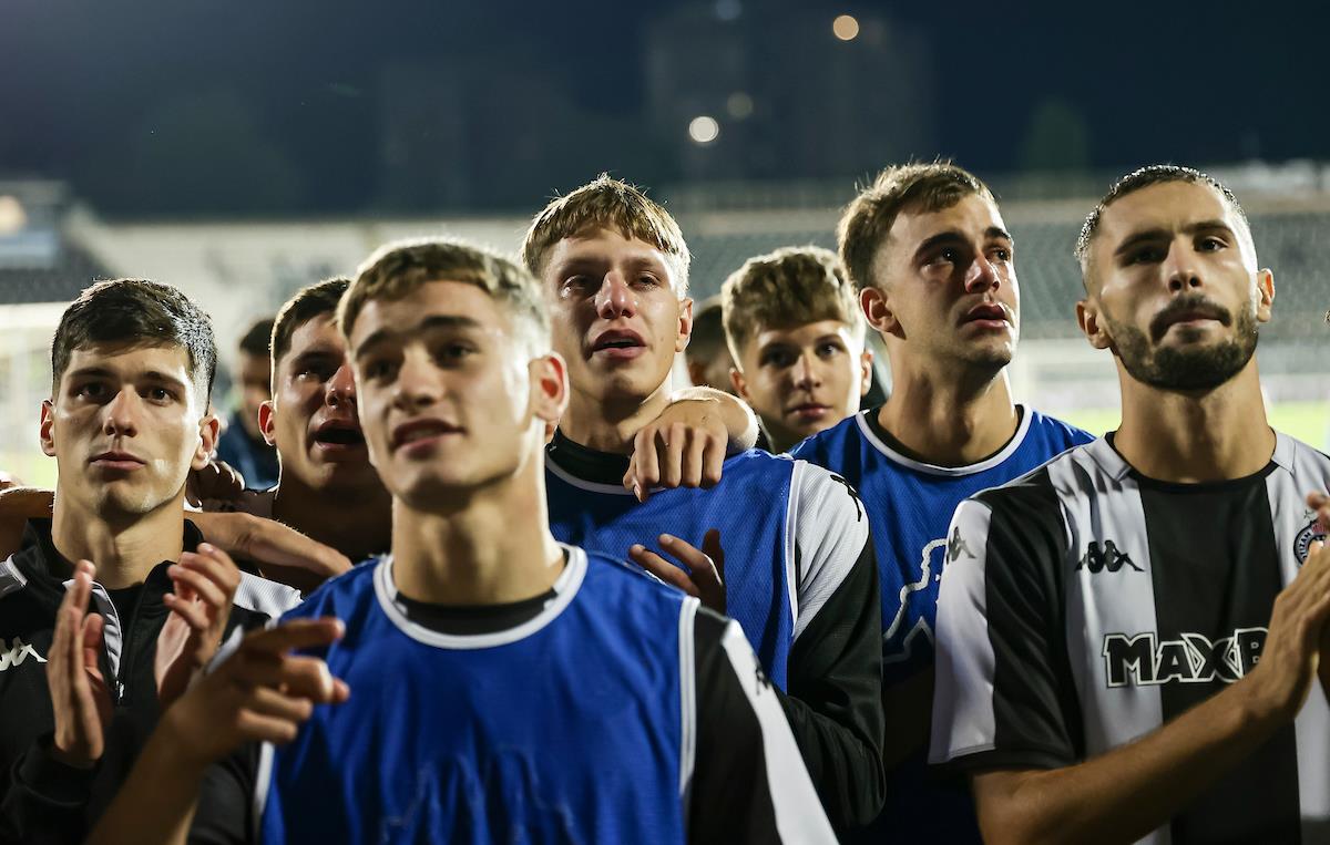 Fudbaleri Partizana posle meča sa AEK-om