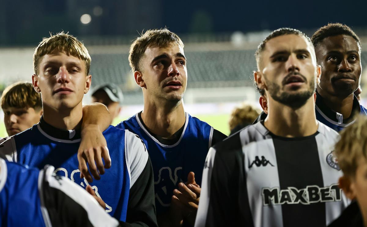 Fudbaleri Partizana posle meča sa AEK-om