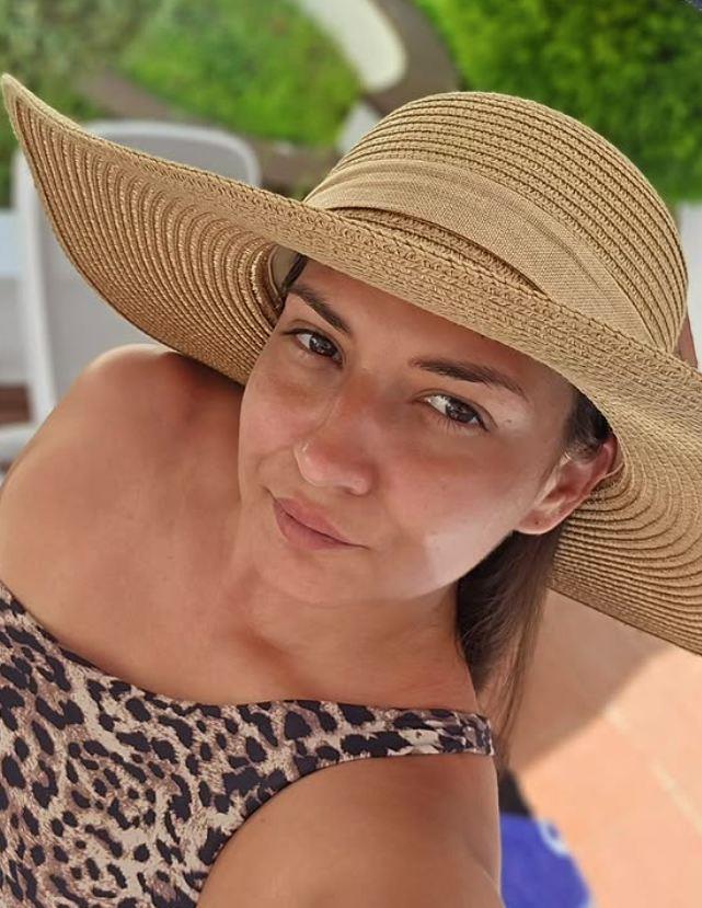 Marija Ramadanovski štiti se od sunca slamnastim šeširom