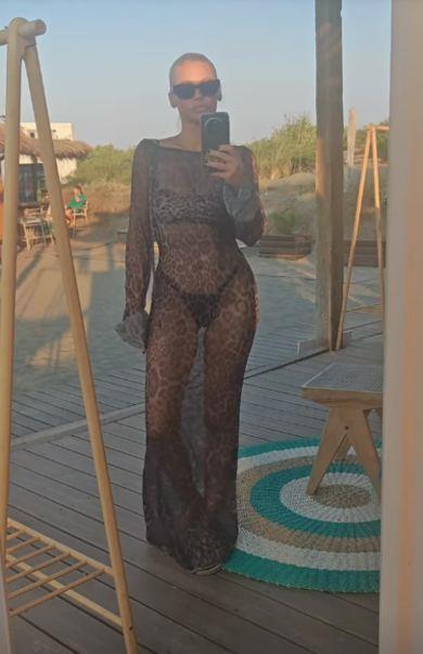 Nataša Bekvalac u tigrasto providnoj haljini za plažu