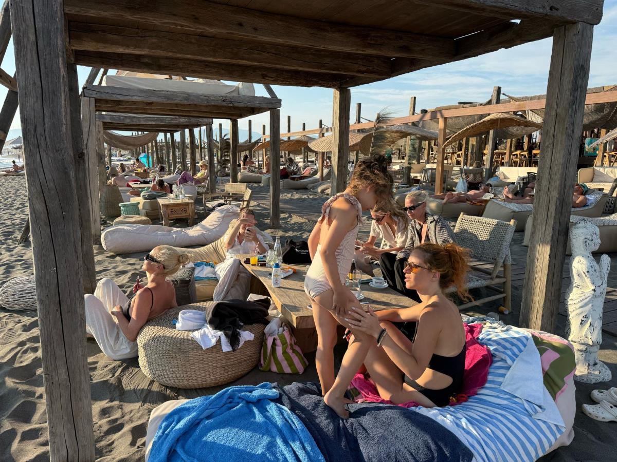 Paparaco: Nataša Bekvalac sa porodicom na odmoru