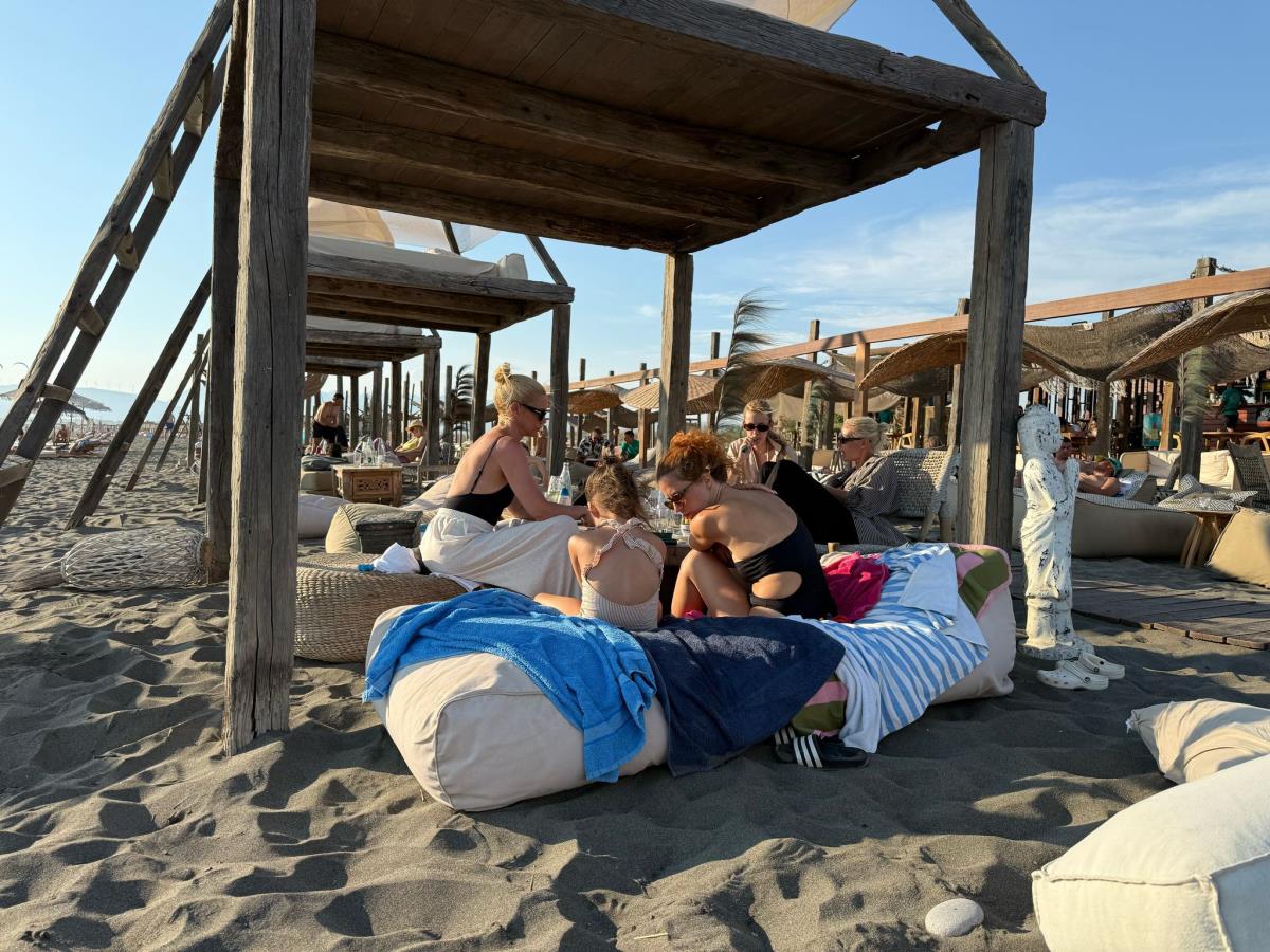 Paparaco: Nataša Bekvalac sa porodicom na odmoru