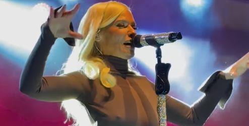 Nataša Bekvalac na koncertu