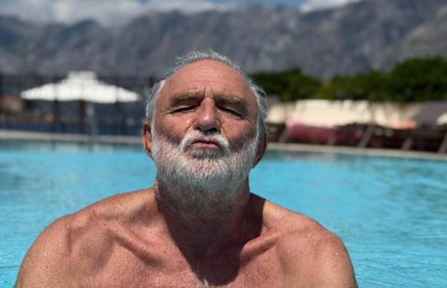 Lazar Ristovski šalje poljubac iz bazena