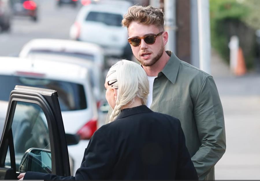 Sia i Hari Džouzi se drže za ruke.jpg