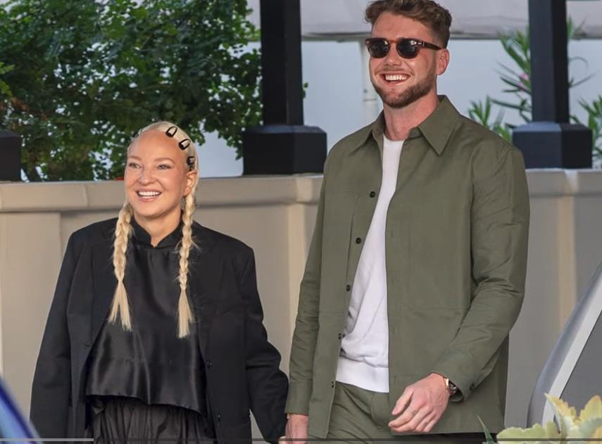 Sia i Hari Džouzi se drže za ruke.jpg