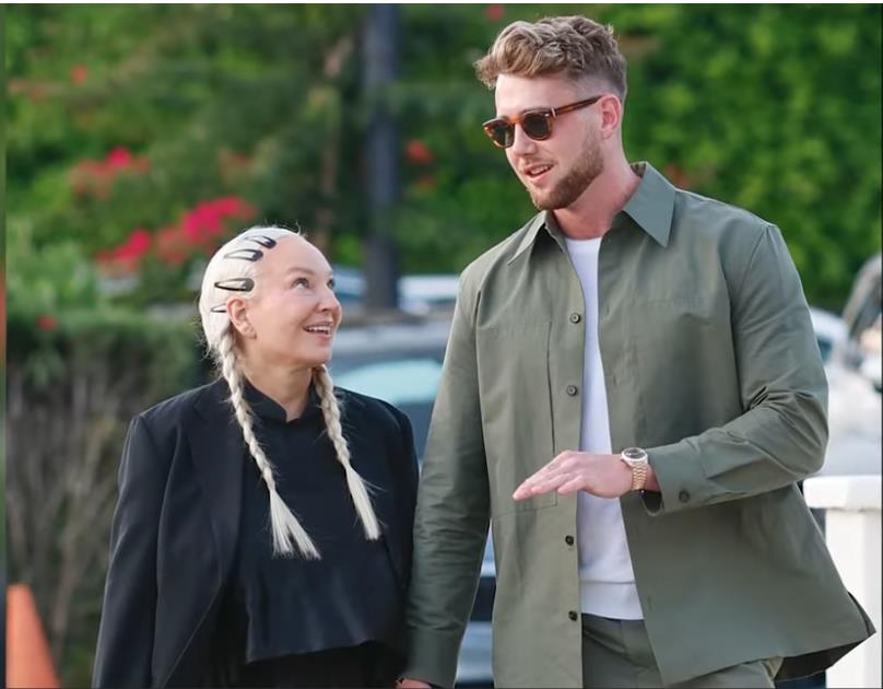 Sia i Hari Džouzi se drže za ruke.jpg