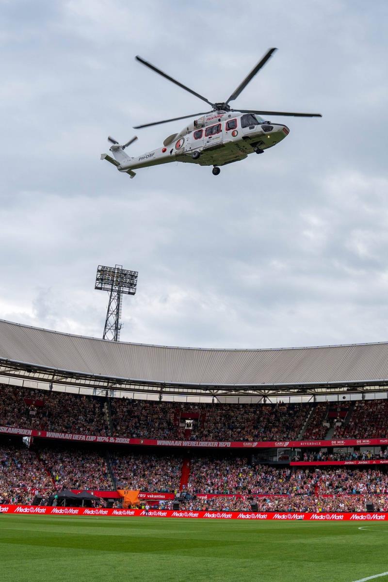 Helikopter na stadionu Fejnorda