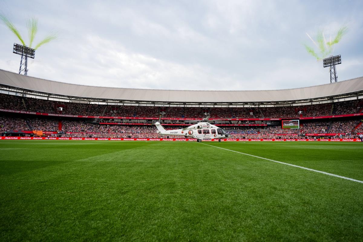 Helikopter na stadionu Fejnorda