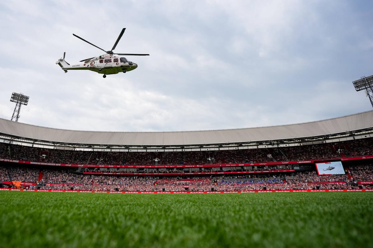 Helikopter na stadionu Fejnorda