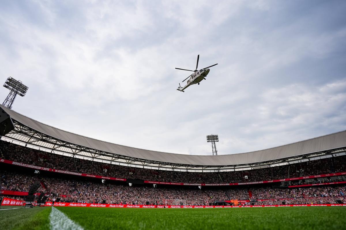 Helikopter na stadionu Fejnorda