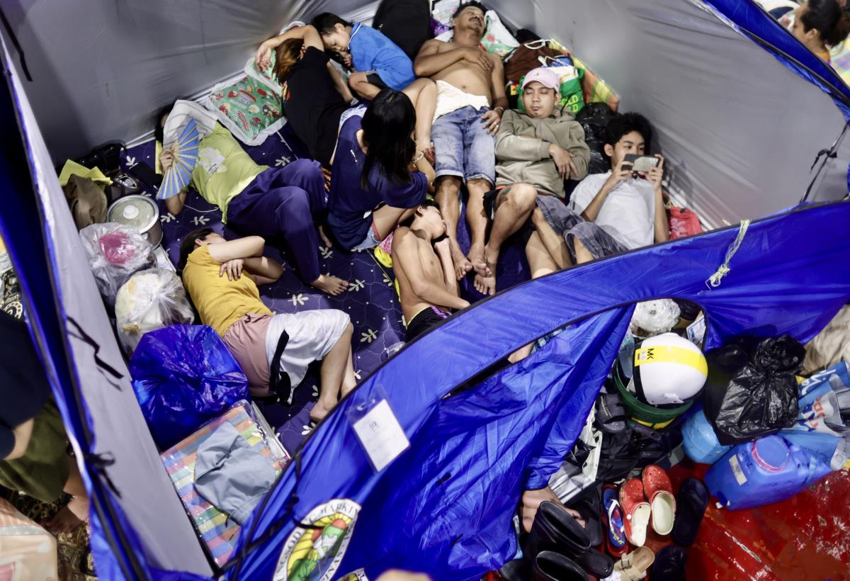 filipini08 EPA Francis R Malasig.jpg