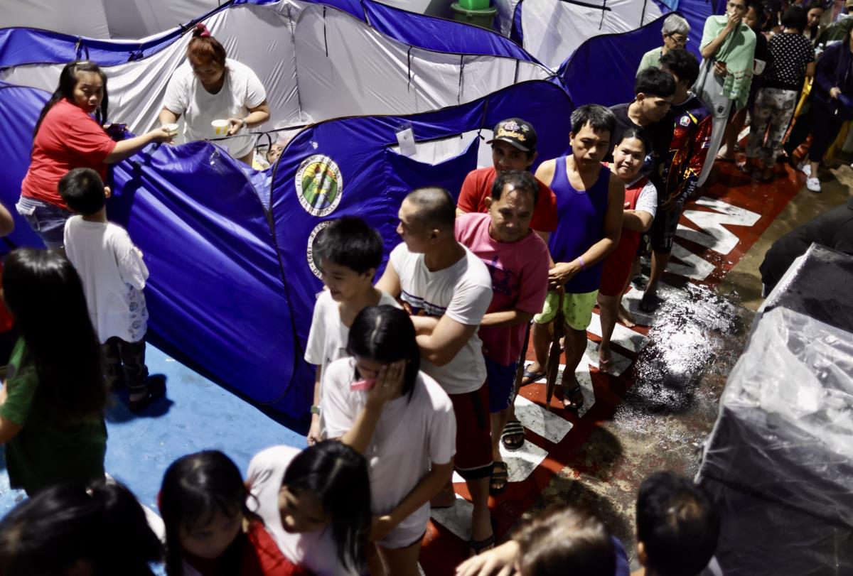 filipini09 EPA Francis R Malasig.jpg