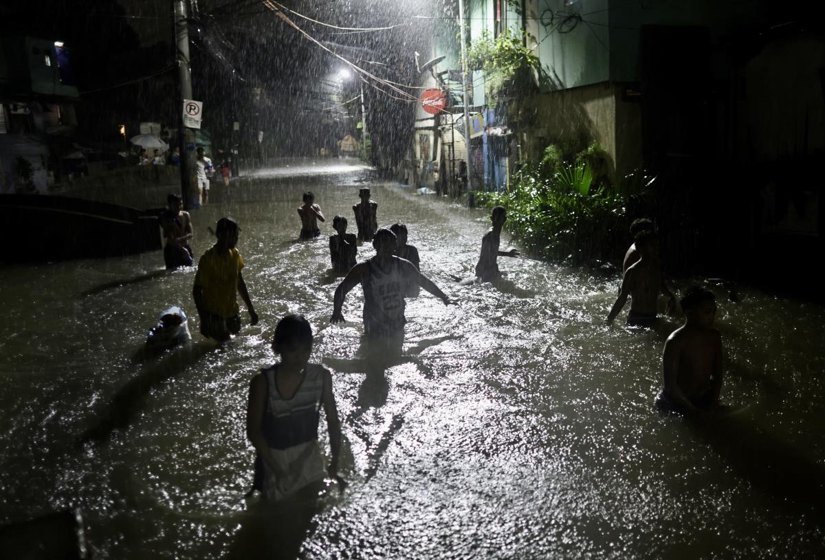 filipini03 EPA Francis R Malasig.jpg