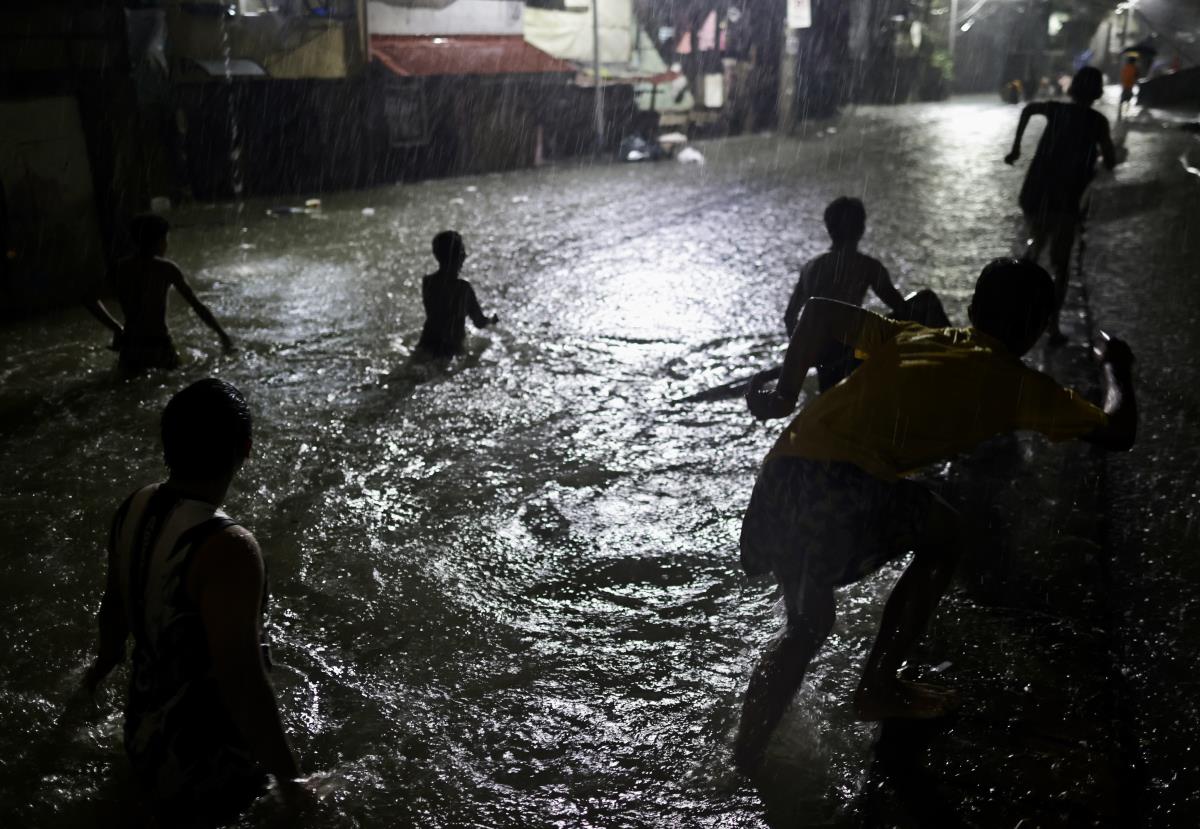 filipini02 EPA Francis R Malasig.jpg