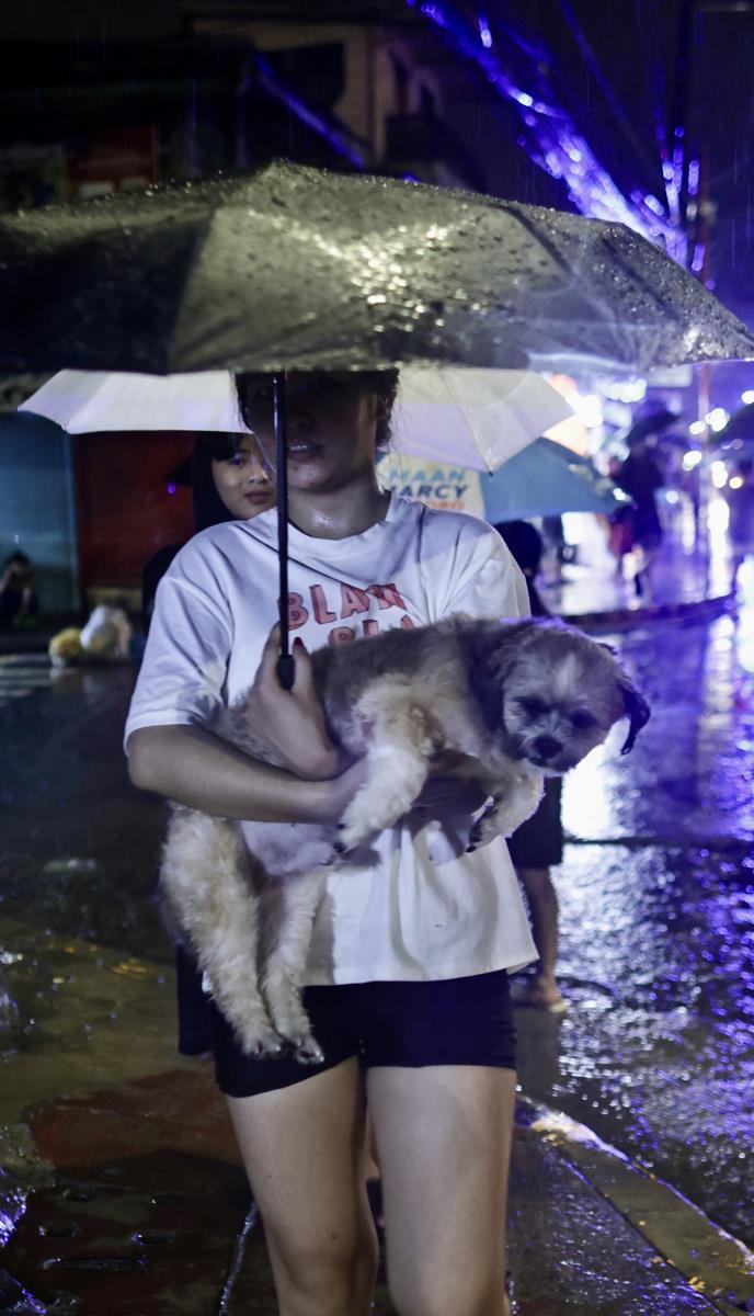 filipini01 EPA Francis R Malasig.jpg