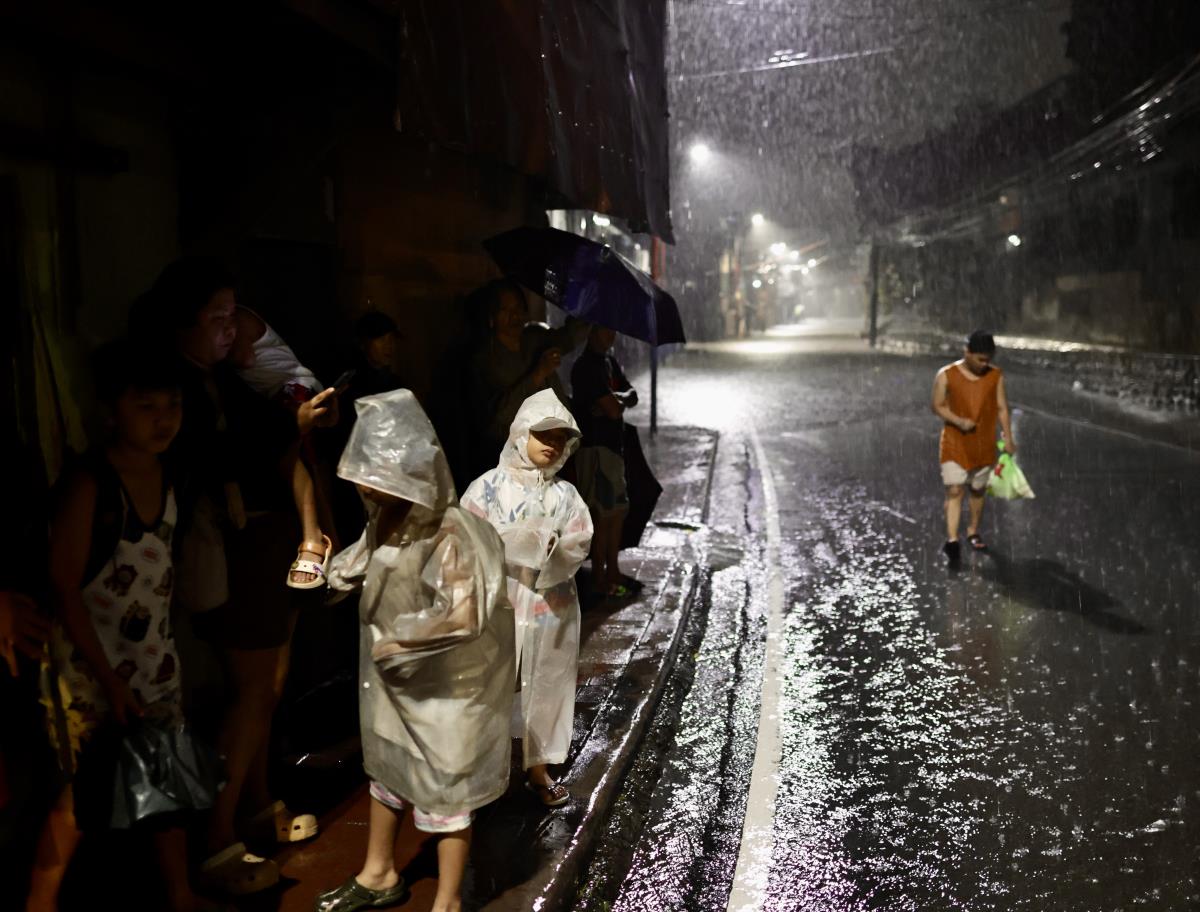 filipini04 EPA Francis R Malasig.jpg