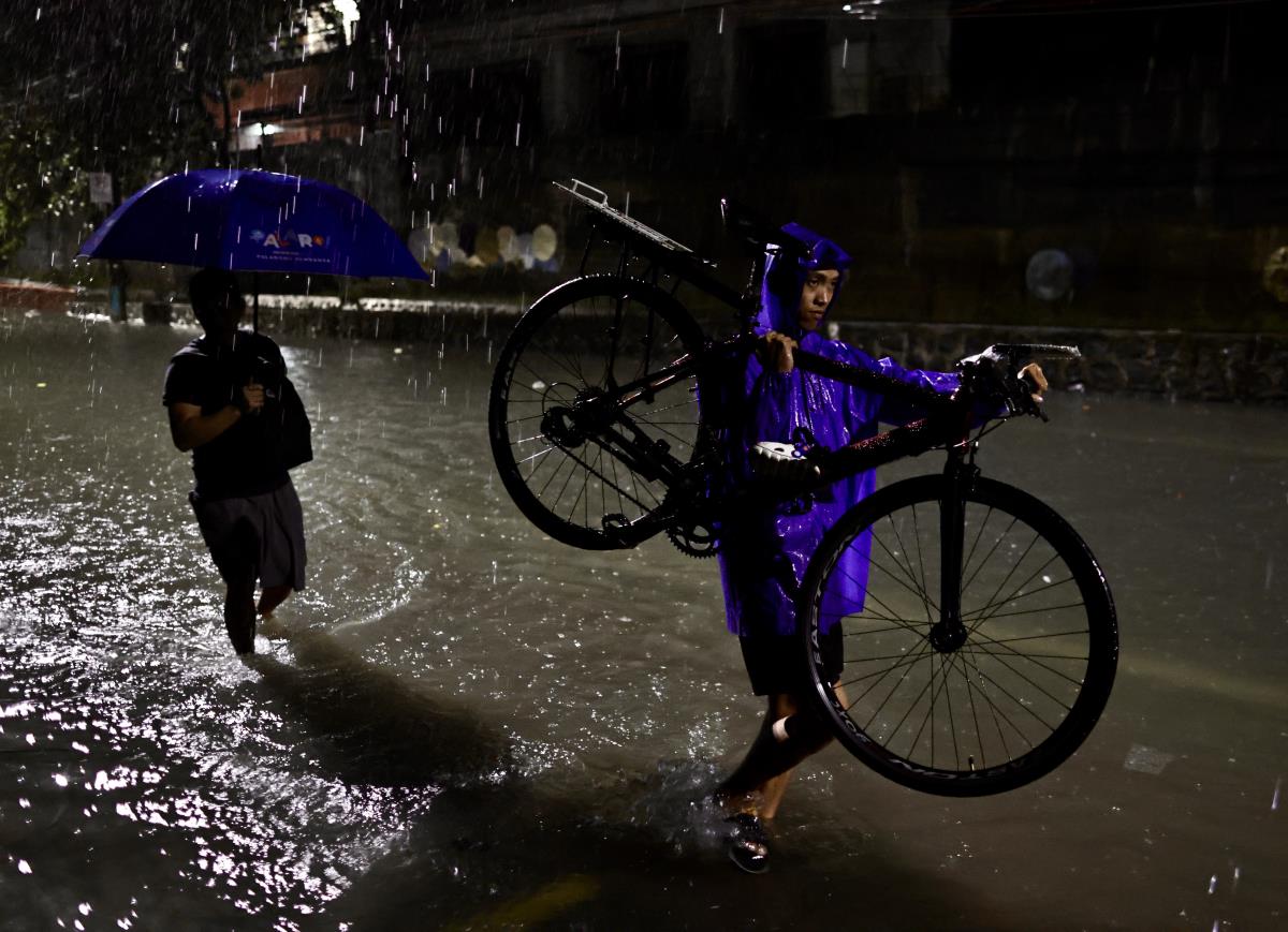 filipini06 EPA Francis R Malasig.jpg