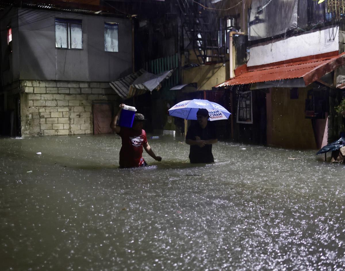 filipini05 EPA Francis R Malasig.jpg