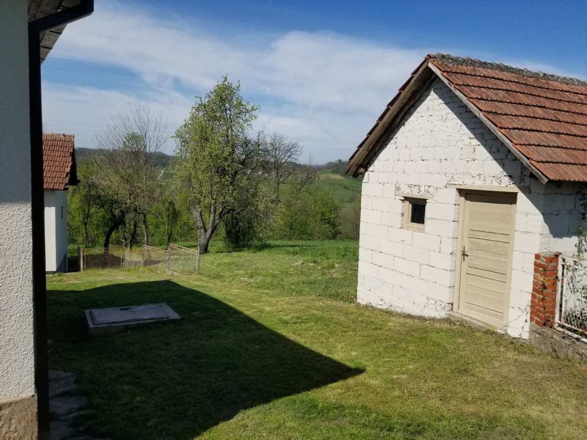 Kuće, pomoćni objekti i dvorište