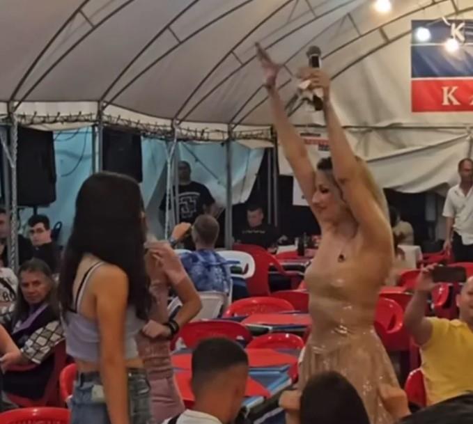 Rada Manojlović zapevala ispod šatora