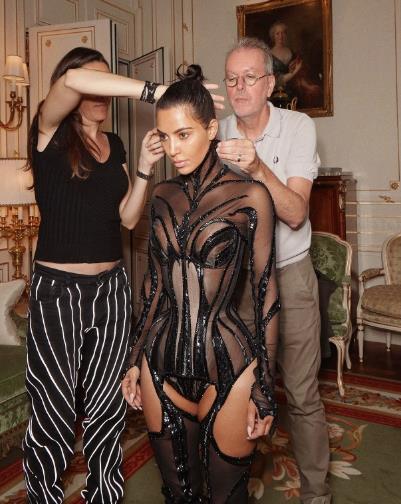 Kim Kardašijan u korsetu.jpg