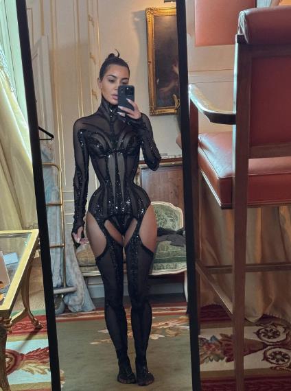 Kim Kardašijan u korsetu.jpg