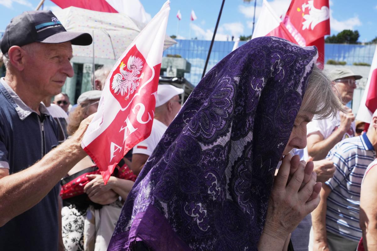 karol05 AP Czarek Sokolowski.jpg