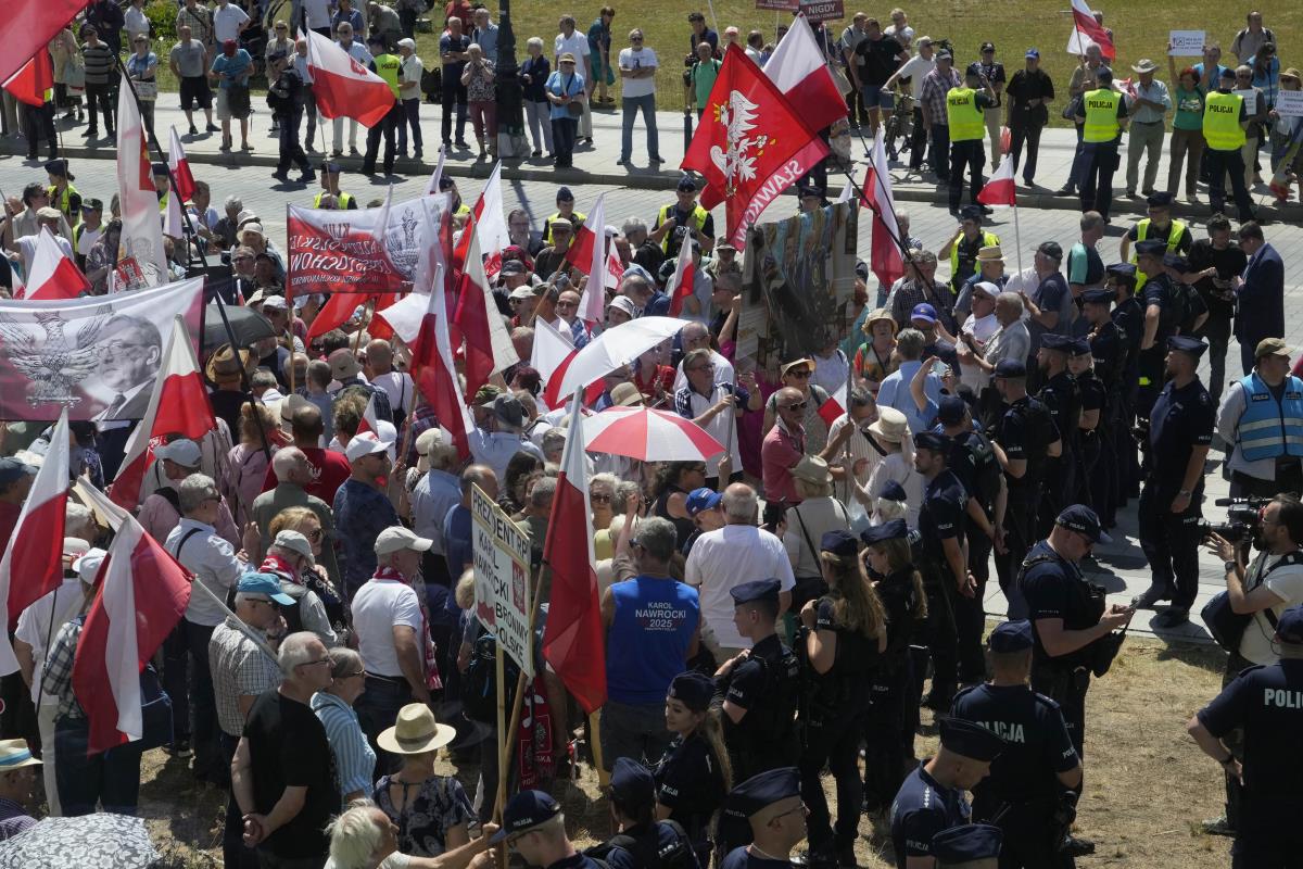 karol04 AP Czarek Sokolowski.jpg