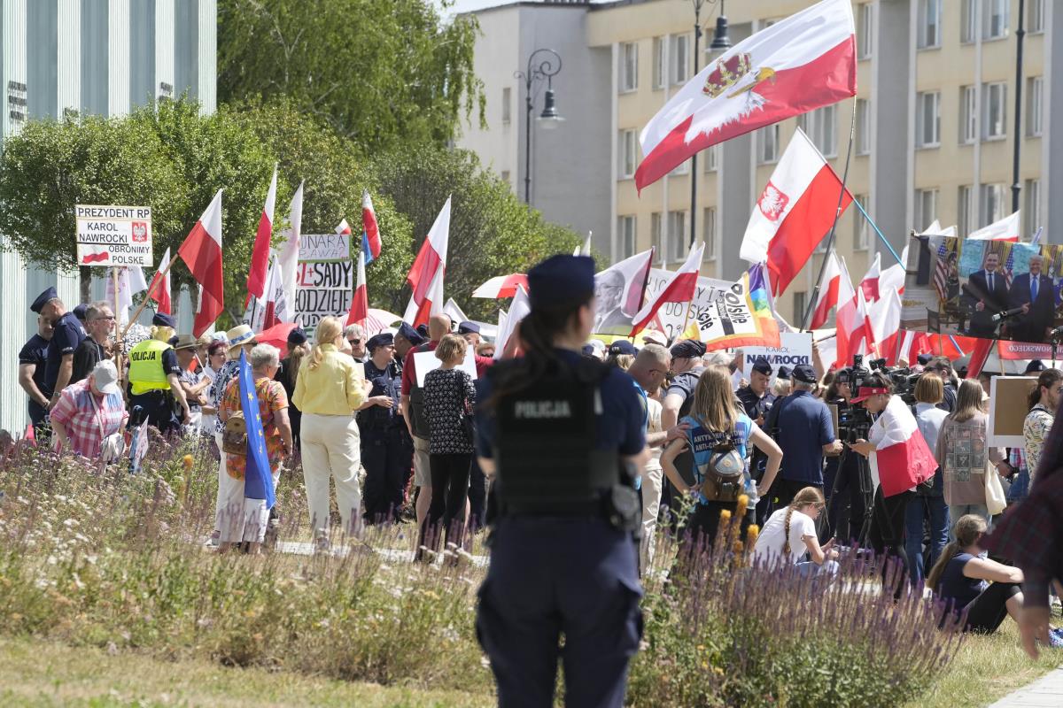 karol01 AP Czarek Sokolowski.jpg