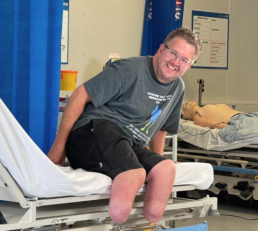 Vaskularni hirurg optužen da je sam sebi odsekao noge