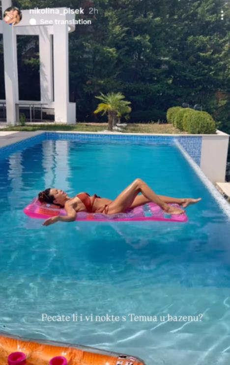 Nikolina Pišek na bazenu