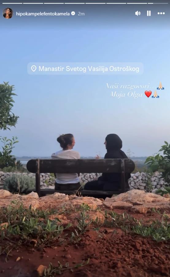 Dragana Mićalović razgovara sa monahinjom.jpg