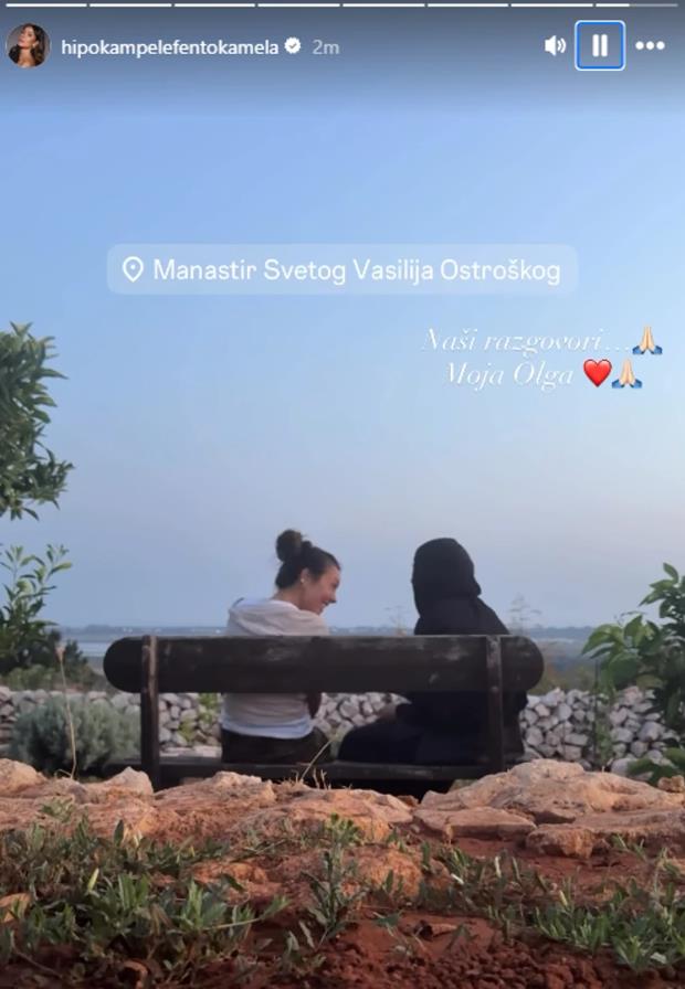 Dragana Mićalović razgovara sa monahinjom.jpg