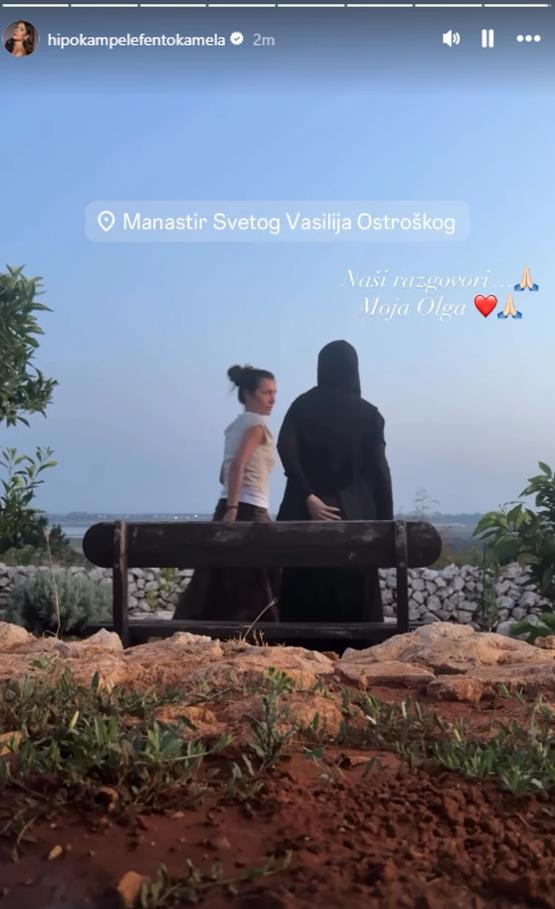 Dragana Mićalović razgovara sa monahinjom.jpg