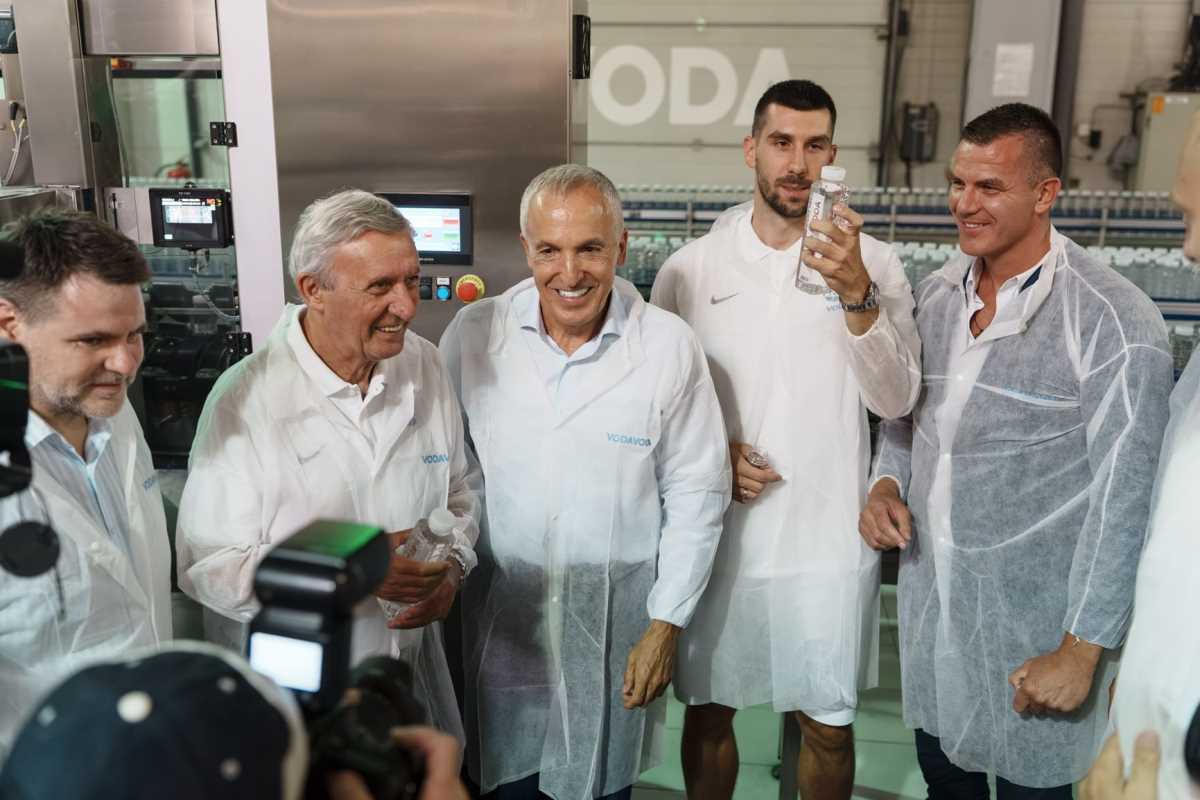 3. Grupna fotografija u proizvodnji.jpg