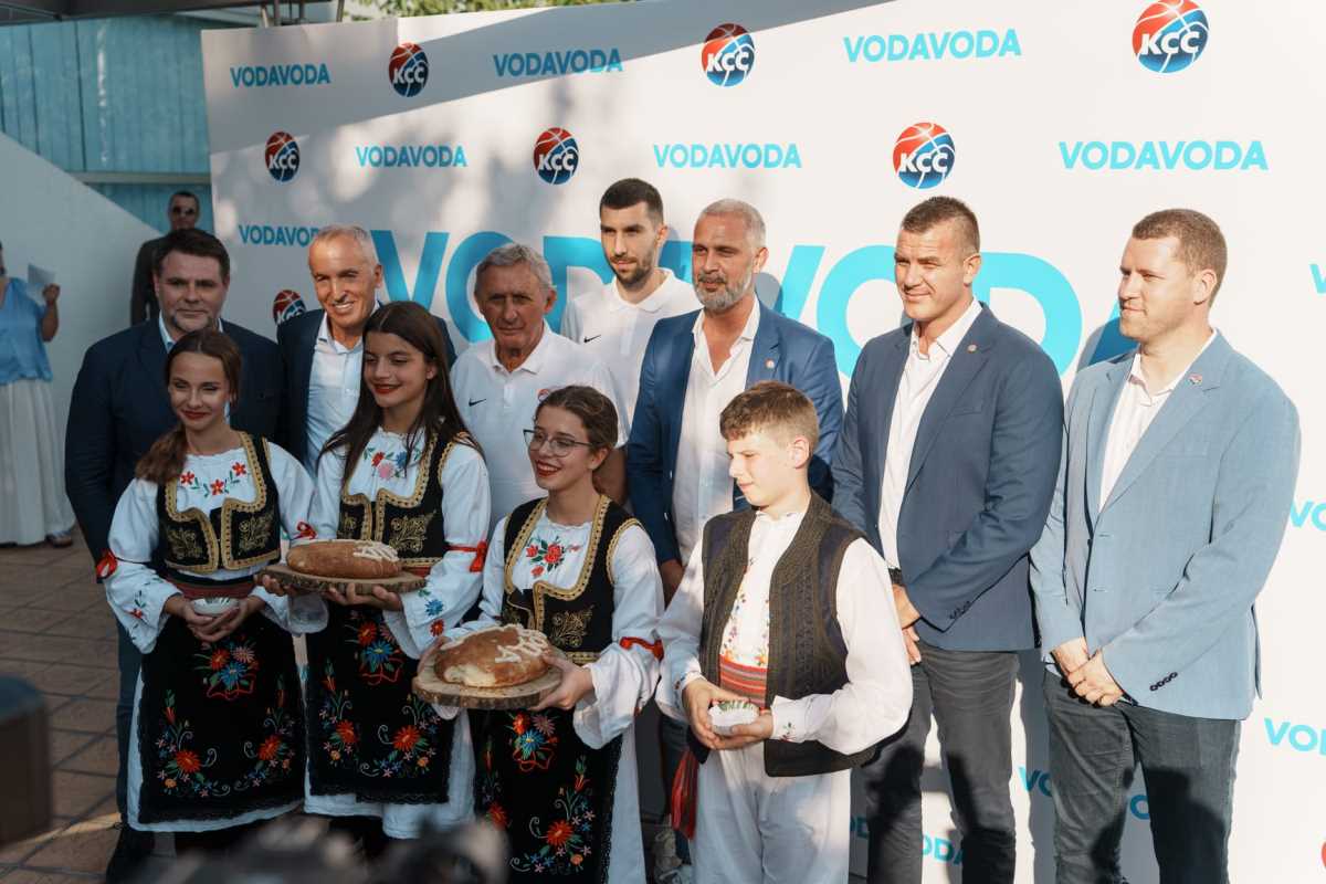 1. Grupna fotografija osnivača brenda VODAVODA sa selektorom Svetislavom Pešićem i košarkašima.jpg