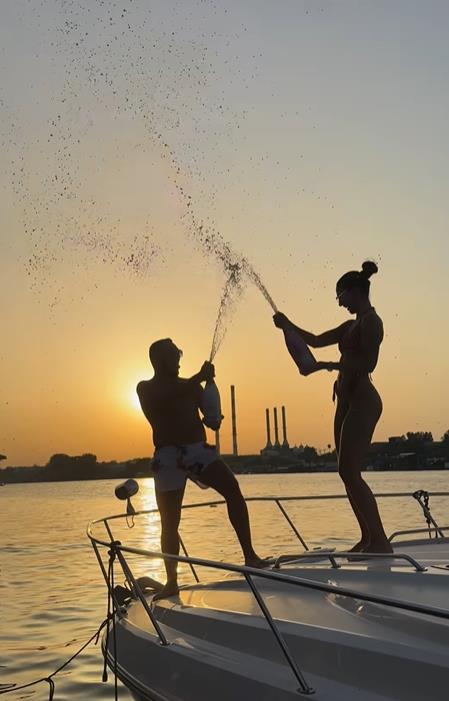 Anđela Đuričić i Nenad Marinković Gastoz na jahti prolivaju šampanjac