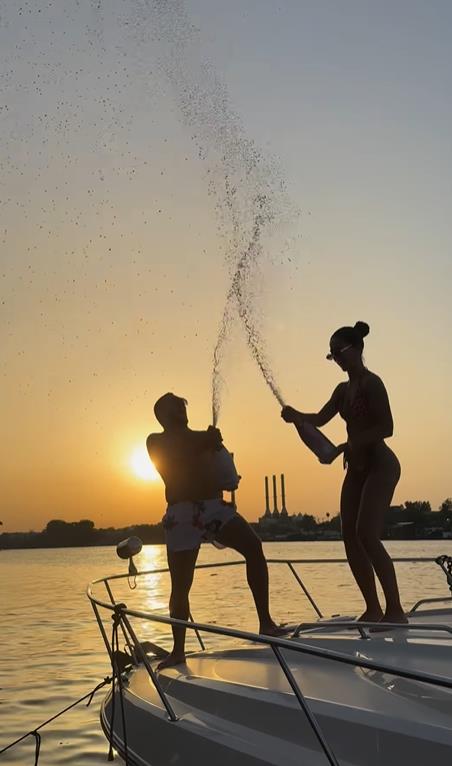 Anđela Đuričić i Nenad Marinković Gastoz na jahti prolivaju šampanjac