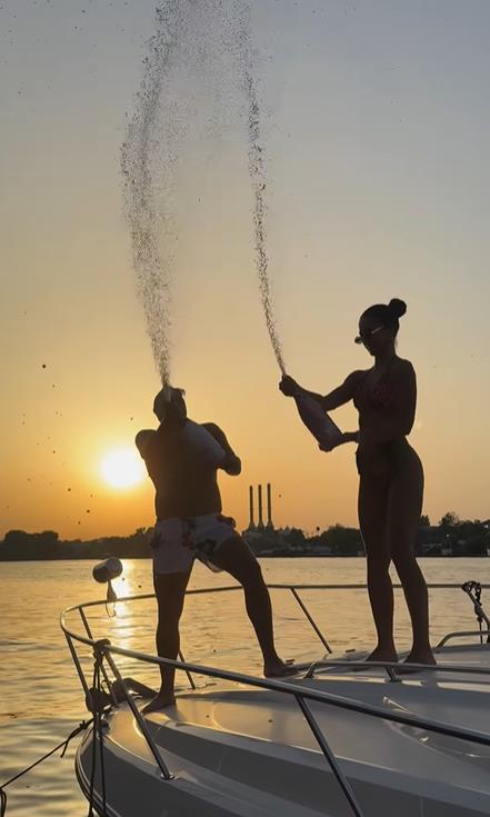 Anđela Đuričić i Nenad Marinković Gastoz na jahti prolivaju šampanjac