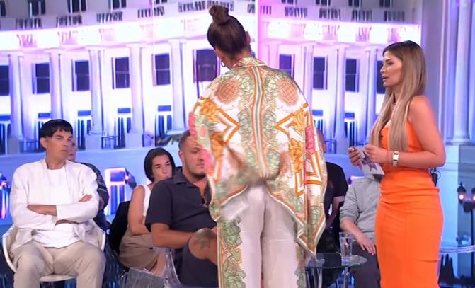 Milena Kačavenda poliva vodom Nenada Marinkovića Gastoza u emisiji uživo