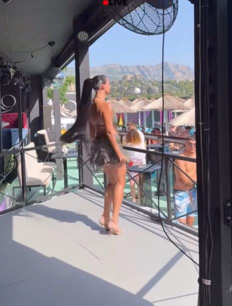 Mahrina peva u praznom klubu u Budvi