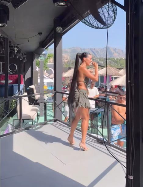 Mahrina peva u praznom klubu u Budvi