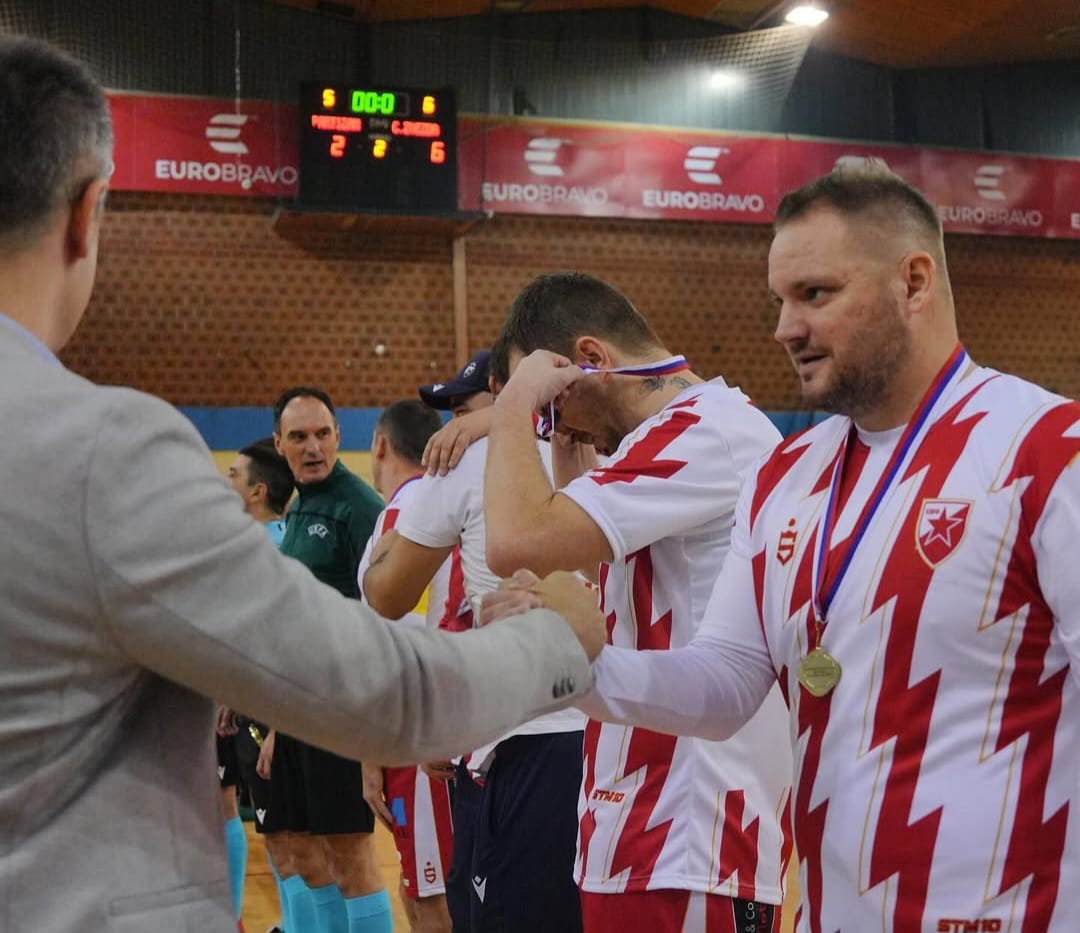 Denis Inajetović prima medalju posle finala Kupa Beograda FOTO FSB.jpg