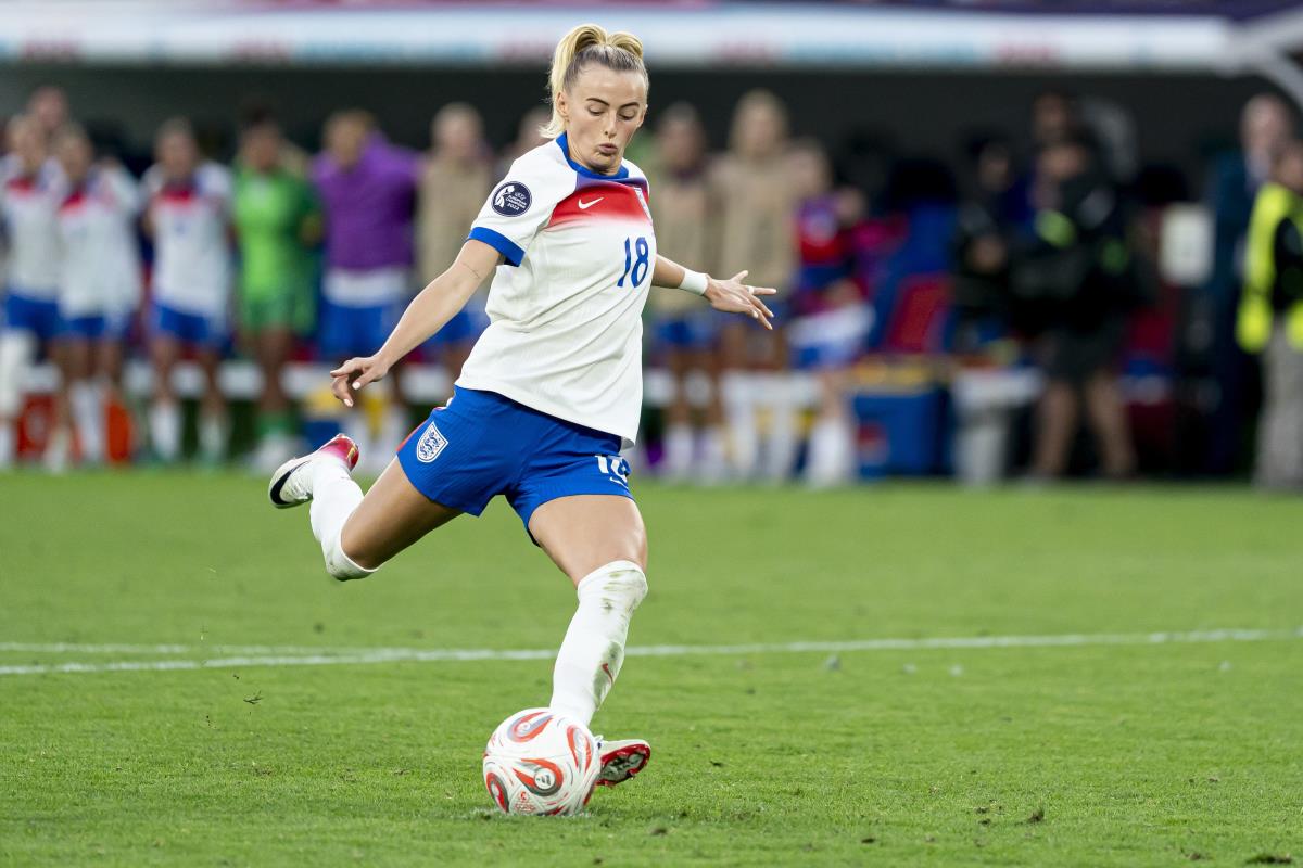 Klo Keli, fudbalska reprezentativka Engleske