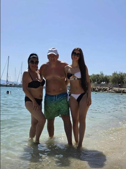 Saška Karan sa porodicom na moru