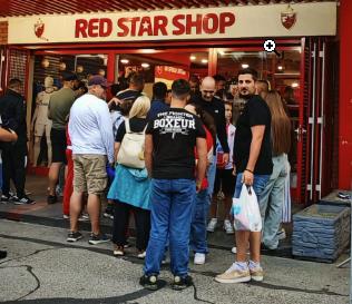 Delije ispred Red star šopa