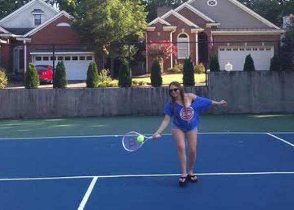 Marina Džouns sada i igra tenis